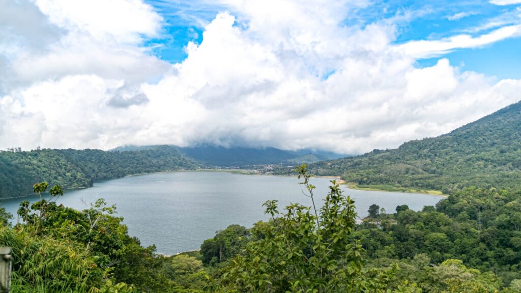 lake tamblingan