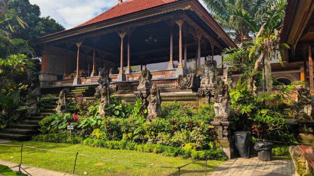 puri saren royal palace